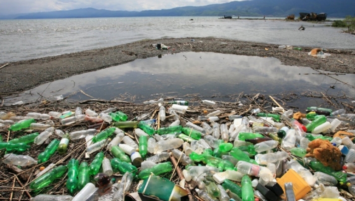 <p>At least 2 billion people around the world do not have their rubbish collected</p>